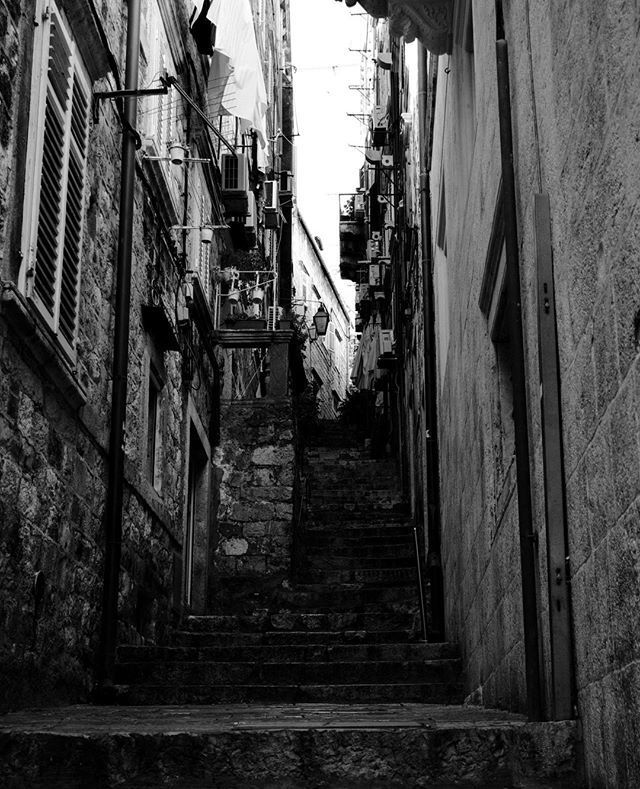 oh my god twitter doesn’t include alt text from images in their API